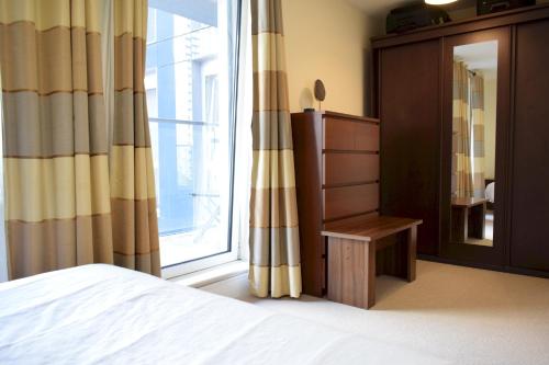 1 Bedroom Apartment in Canary Wharf with Balcony - main image