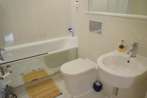 1 Bedroom Apartment in Canary Wharf with Balcony - image 9