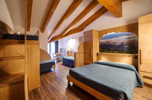 Family Room (2 Adults + 2 Children)