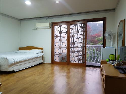 White House White House is conveniently located in the popular Seoraksan area. Featuring a satisfying list of amenities, guests will find their stay at the property a comfortable one. Service-minded staff will we