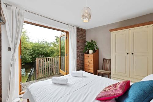 Sunny Regency Apartment - Sleeps 2 To 4 Guests - Shared Garden, Brighton, West Sussex