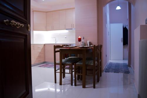 George's Cozy Apartment in Plaka Athens
