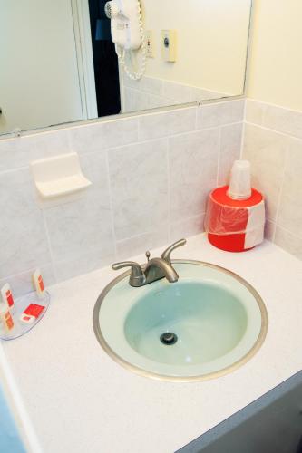 Red Carpet Inn and Suites Plymouth - 화장실
