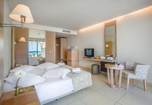 Double Room with Sea View image 8