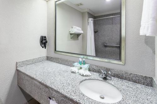 Holiday Inn Express Hotel and Suites Lake Charles, an IHG Hotel