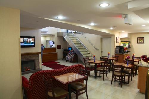Restaurant, Corona Hotel New York - LaGuardia Airport in LaGuardia Airport