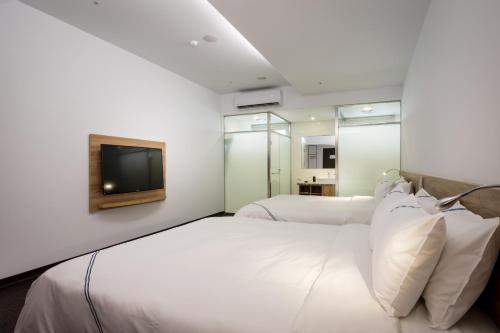2 king beds, 2 queen beds