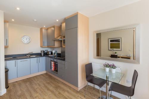 ห้องครัว, เอชโอเอฟ - เซ็นทรัล เฮาส์ (HOF - Central House) in แคมเบอร์เลย์