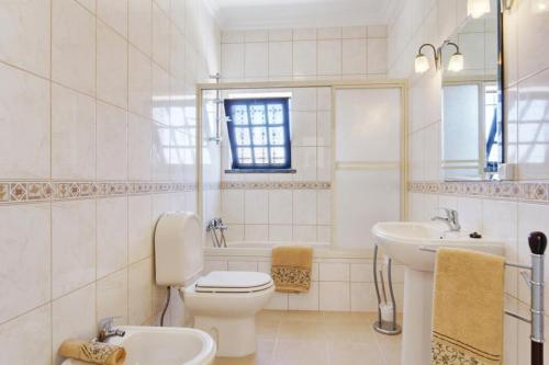  Branqueira Villa Sleeps 8 Pool Air Con WiFi in Branqueira
