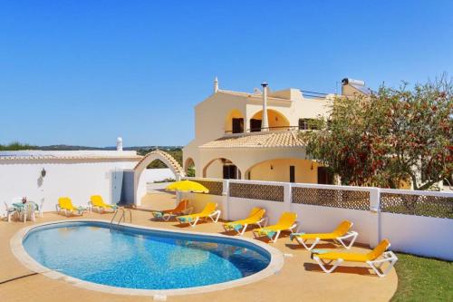  Branqueira Villa Sleeps 8 Pool Air Con WiFi, Pension in Branqueira