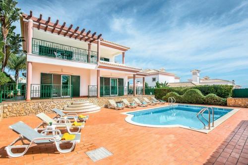  Correeira Villa Sleeps 8 Pool Air Con WiFi, Pension in Brejos