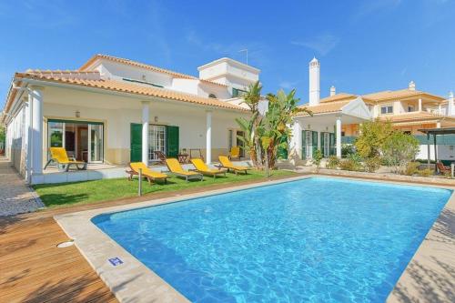  Gale Villa Sleeps 8 Pool Air Con WiFi, Unterkunft in Patroves