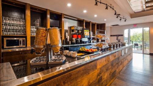 Food and beverages, Best Western Plus Chocolate Lake Hotel in Halifax (NS)