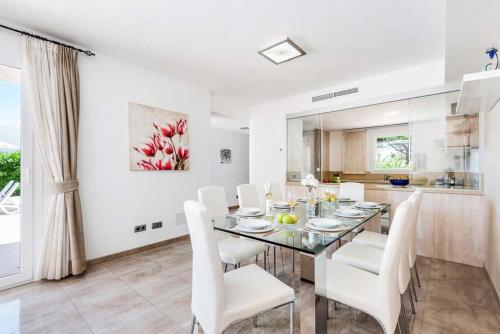 Cala'N Blanes Villa Sleeps 9 Pool Air Con WiFi gîte à louer Cala'N Blanes