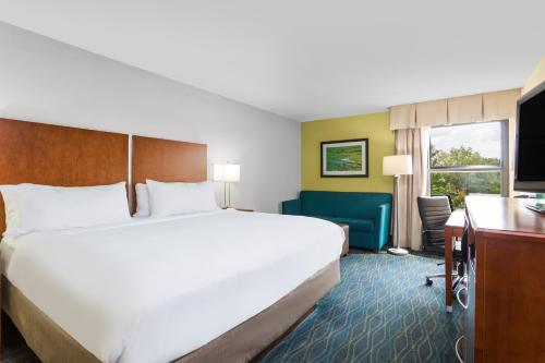 Holiday Inn Express & Suites Wilmington-University Center, an IHG Hotel