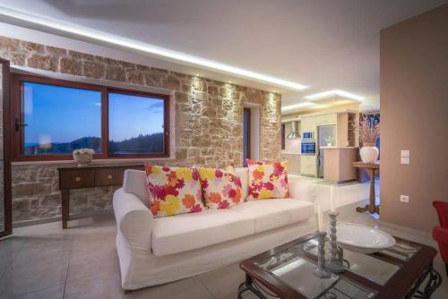 Vasilikos Villa Sleeps 6 Pool Air Con WiFi in Vasilikos