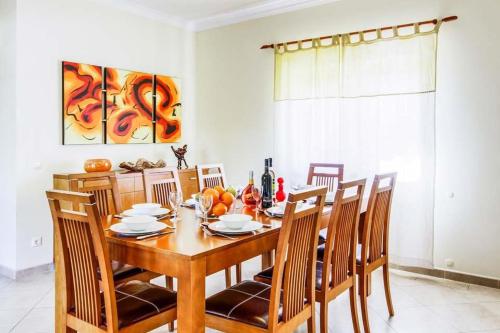  Correeira Villa Sleeps 8 Pool Air Con WiFi in Brejos