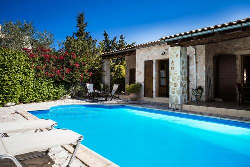  Khalikeri Villa Sleeps 4 Pool Air Con WiFi in 283 00 Khalikerí