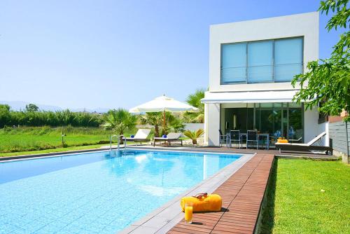  Maleme Villa Sleeps 4 Pool Air Con WiFi in Maleme