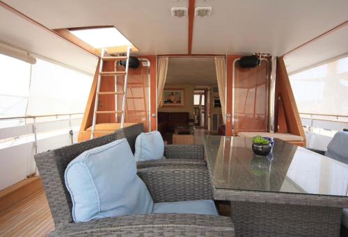 Johnny M Yacht - image 5