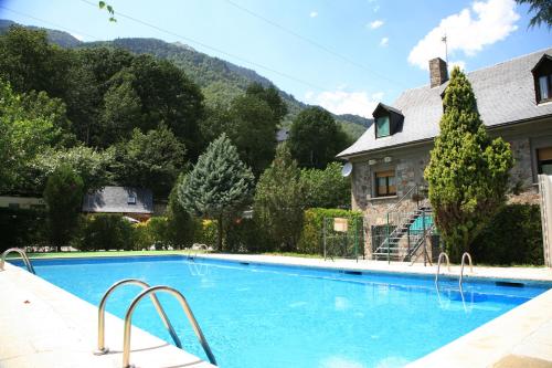 Peldbaseins, Camping Forcanada in Arres