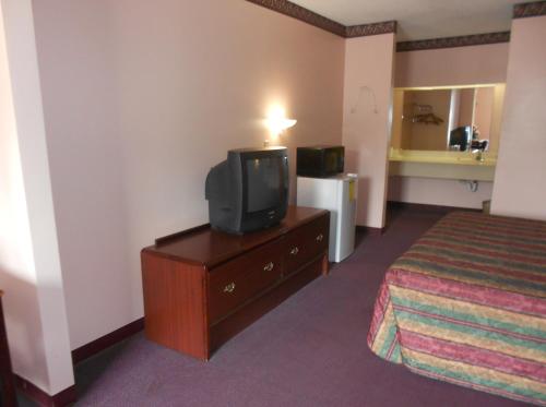 Executive Inn & Suites - Covington