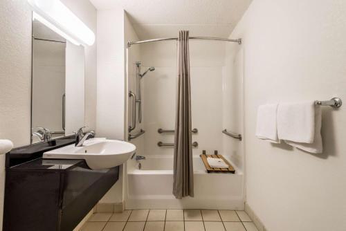 Motel 6-Birmingham, AL Motel 6 Birmingham is conveniently located in the popular Birmingham City Center area. Both business travelers and tourists can enjoy the hotels facilities and services. Service-minded staff will wel