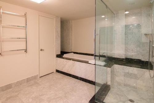 Luxury 5-star Condo @37th floor in Icon Brickell 2b/2b - image 9