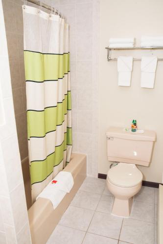 Red Carpet Inn and Suites Plymouth - 화장실