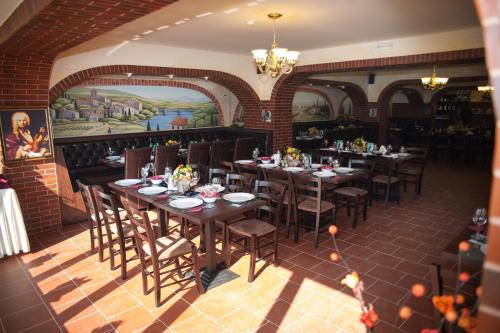 West Plaza Hotel - image 10