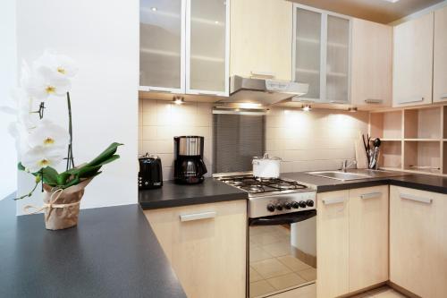 Apartments Warsaw Downtown Świętokrzyska by Renters - image 5