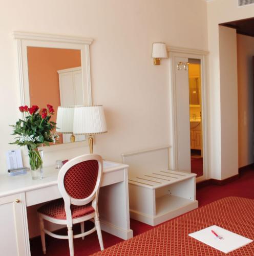 room detail thumbnail 1