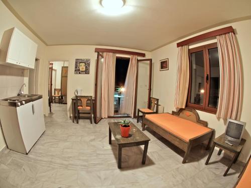 Alexandros M - image 13