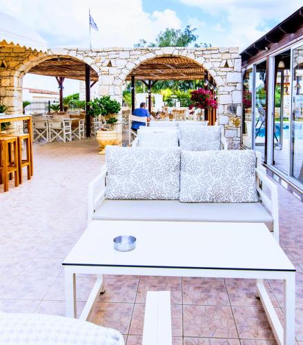 Yiannis Manos Hotel Resort - image 10