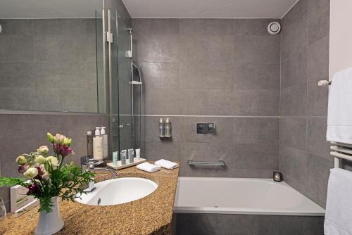 Standard Double Room image 4