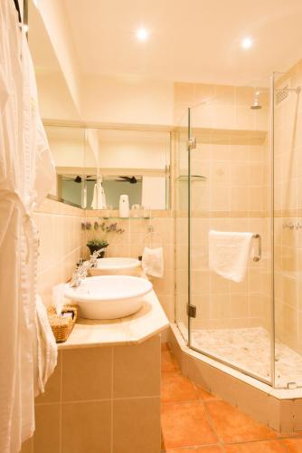 Twin/Double Room image 6