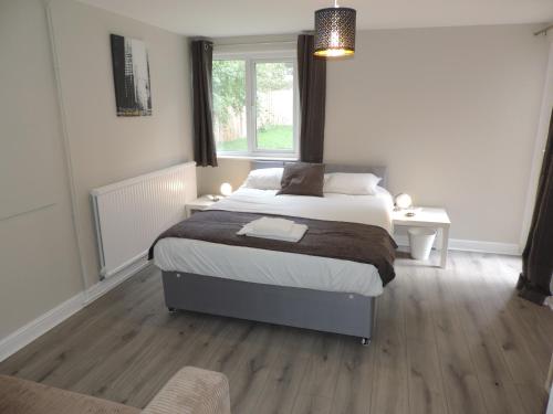 5 Bed Camberley Airport Accommodation in แคมเบอร์เลย์