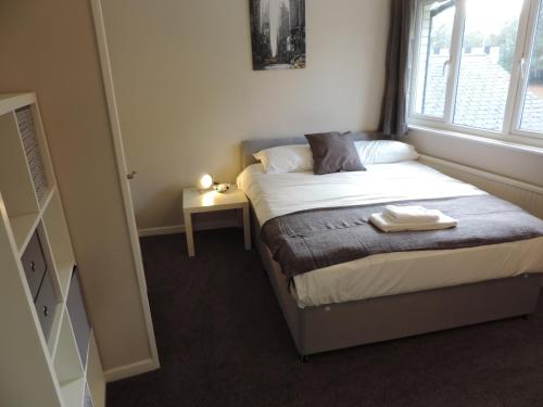 5 Bed Camberley Airport Accommodation
