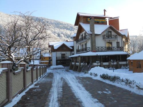 Indgang, Tsvit Paporoti in Yaremche