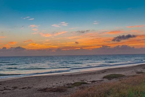 Island Beach House with No Extra Fees in Jensen Beach, USA