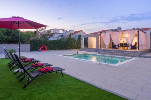  Villa Laura with heated pool, Unterkunft in Vir