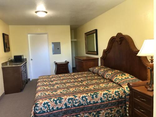 Hacienda Motel - image 6
