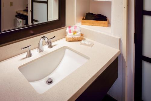 Pines Inn & Suites