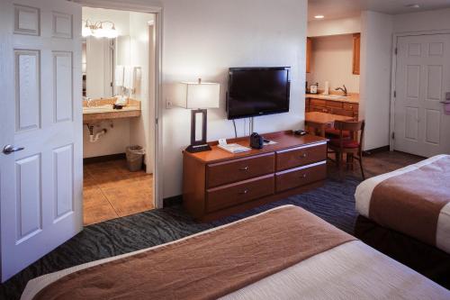 Pines Inn & Suites