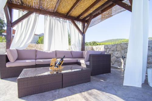 Apartments with a swimming pool Gustirna Trogir - 11703 - image 4