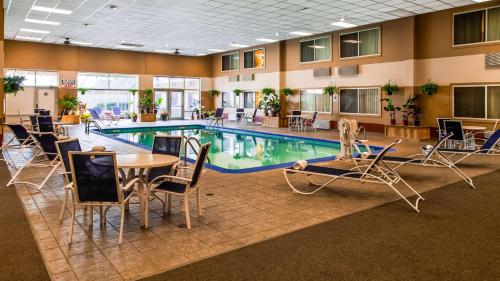 Rock Island Inn & Suites Marshalltown