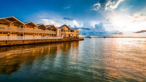 Best Western Plus Yacht Harbor Inn - image 2