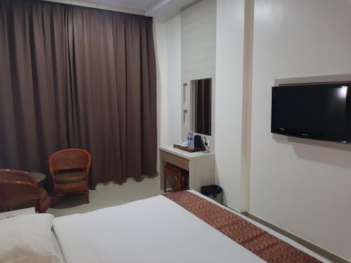 Deluxe Double or Twin Room image 6