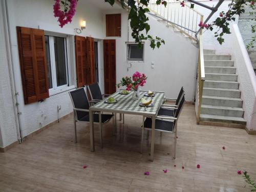 Cozy Citrus Garden House by the Seaside. in Ormos Korthiou (Cyclades)