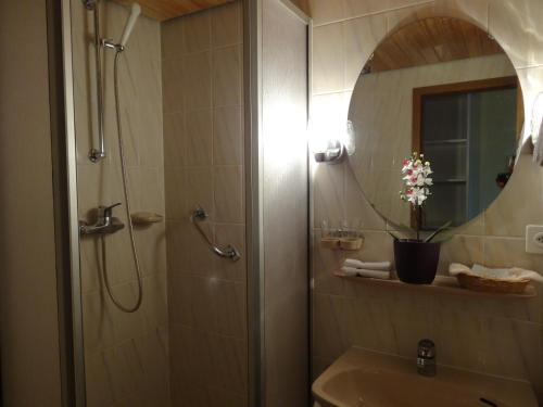 ห้องน้ำ, โรงแรมเรสซิเดนซ์ บรุนเนอร์ (Hotel Residence Brunner) in เว็งเง็น
